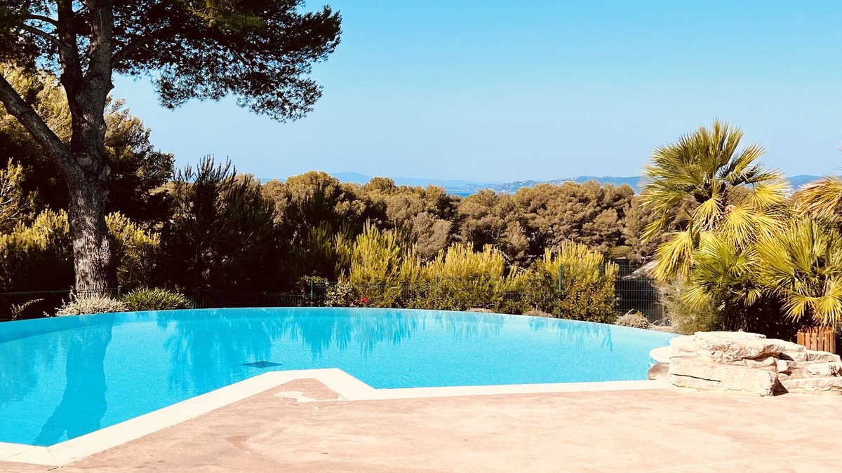 Le Dramont Apartment | Charming 63m2 apartment: swimming pool, lake and sea