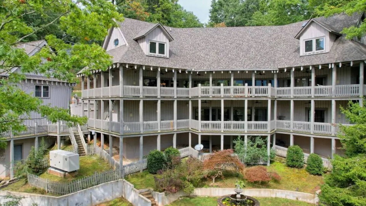 Dillard Cabin | Charming 8-bedroom cabin in marvelous Sky Valley