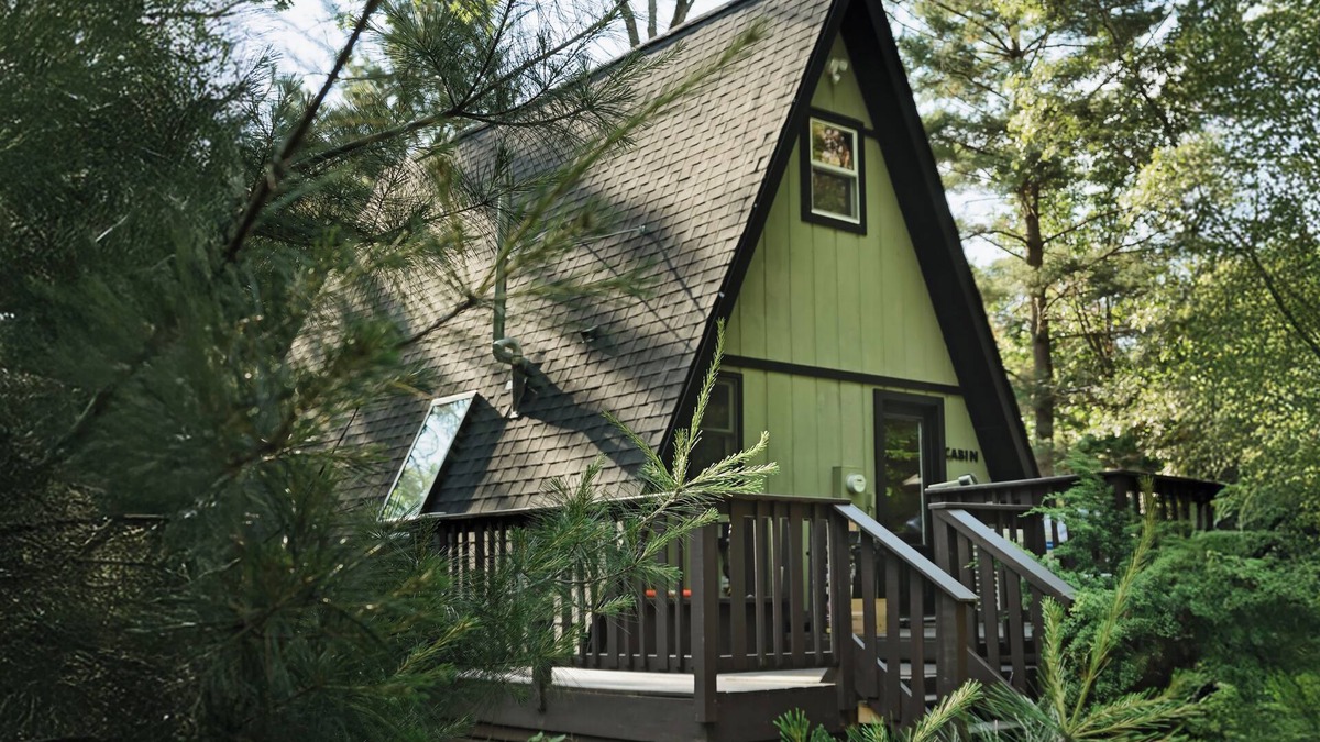 Friendship Cottage | Charming A-Frame Cottage, HOT TUB, Fire Pit, Near GOLF & Lakes, 35min to Dells!