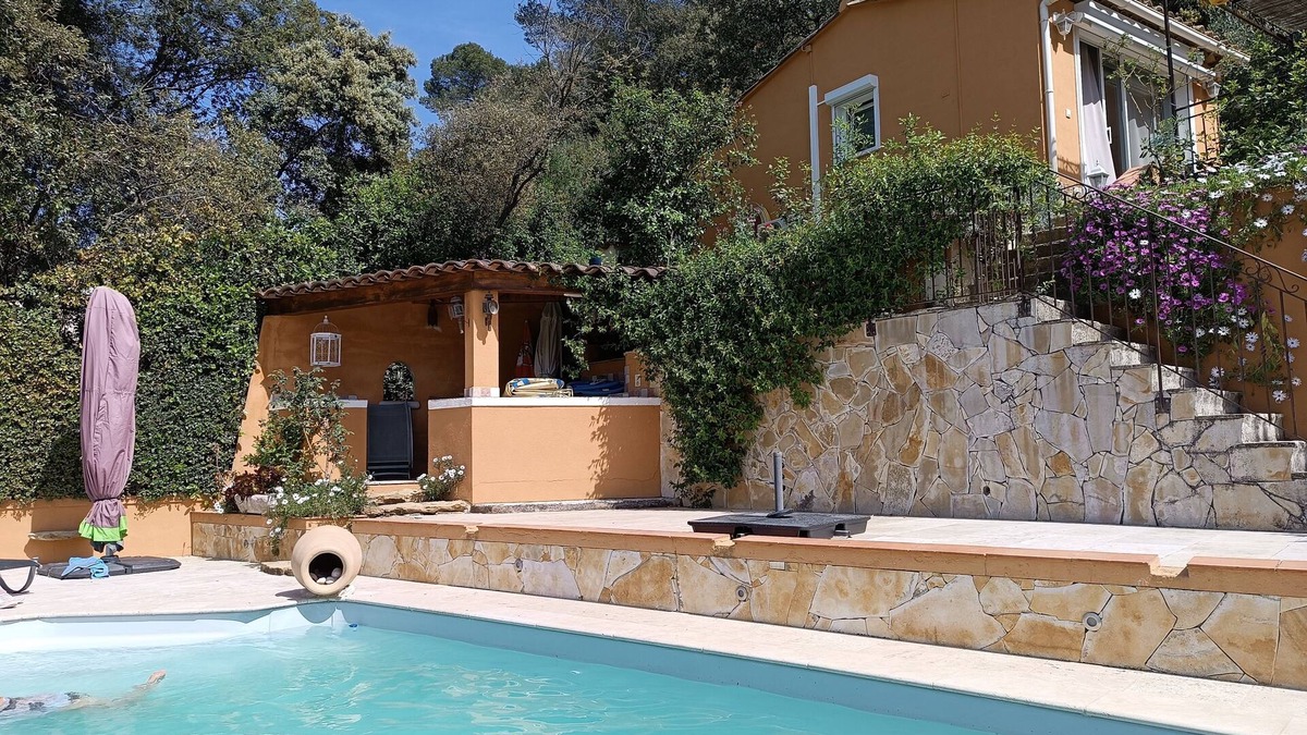 Evenos Apartment | Charming air-conditioned studio with swimming pool for 2 people