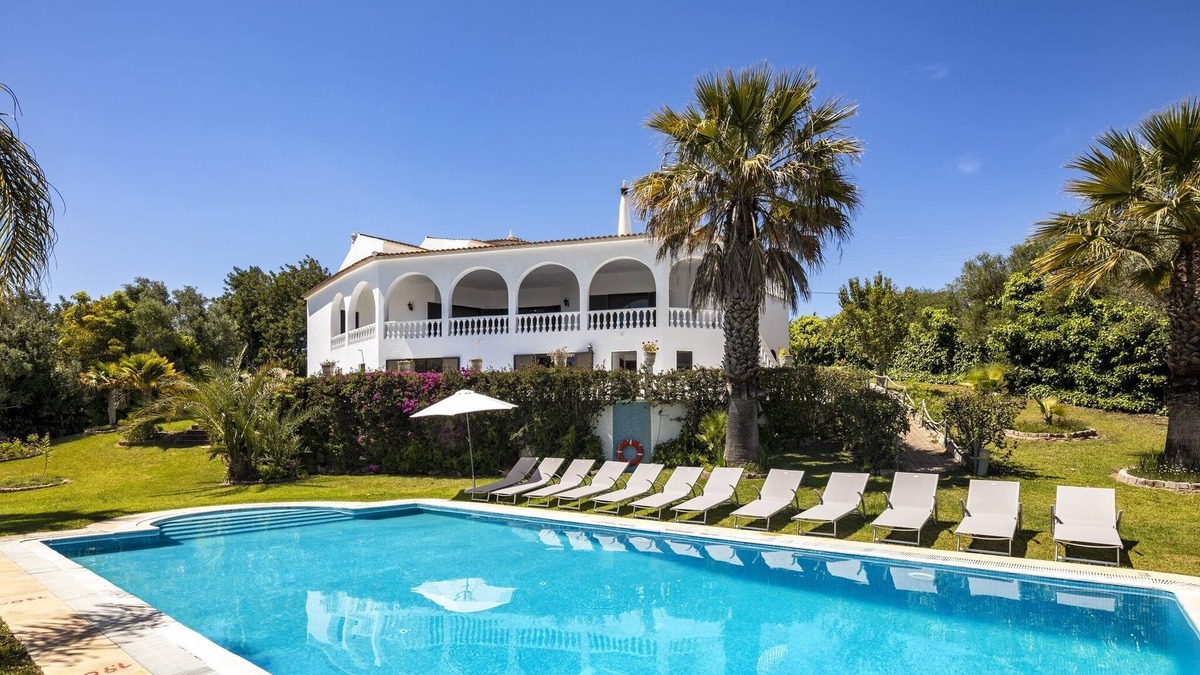 Poco Barreto Villa | Charming Algarve Villa | Villa Quinta Luz | 9 Bedrooms | Large Pool & Snooker.