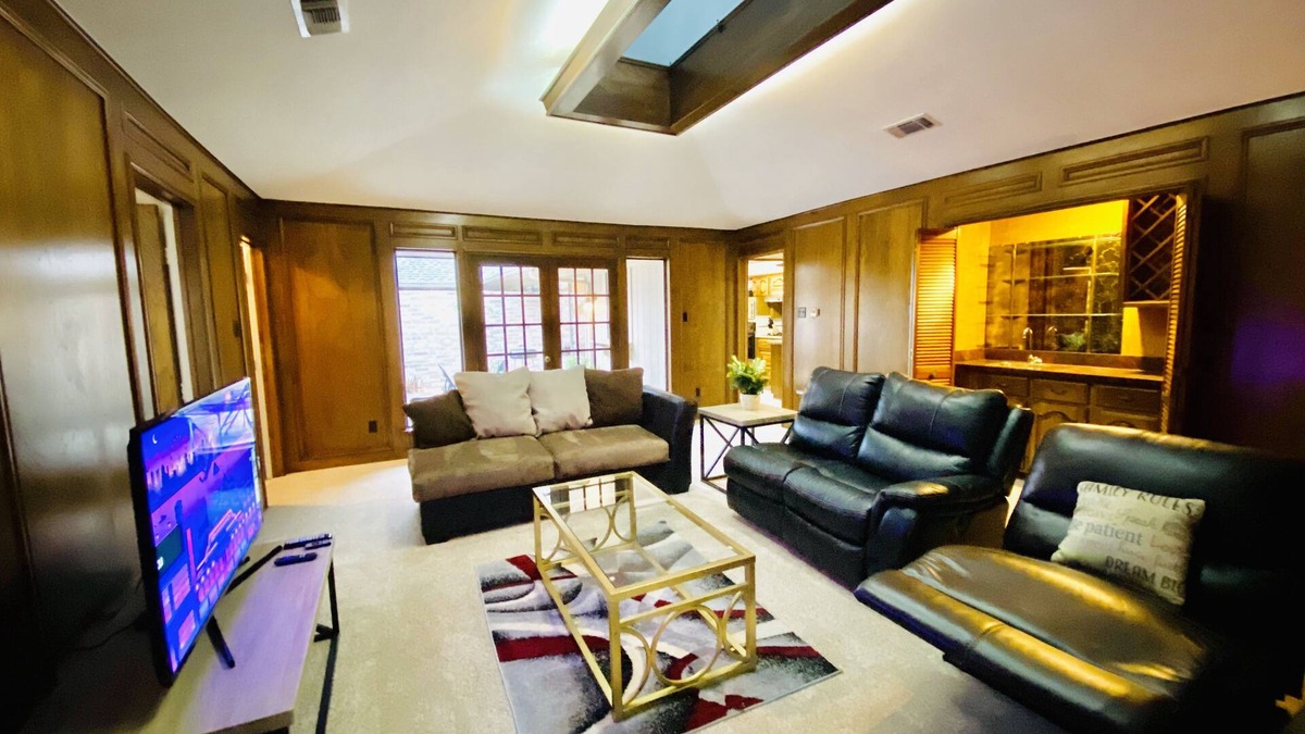 Buckingham House | Charming Amazing Home with 6 beds! Beautiful Updated Home! Open & spacious!