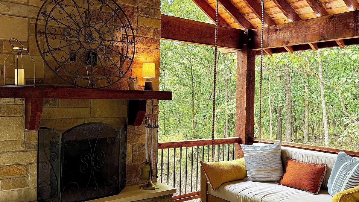 Eureka Springs Cabin | Charming and Cozy Cabin on a Mountainside Outside Eureka Springs