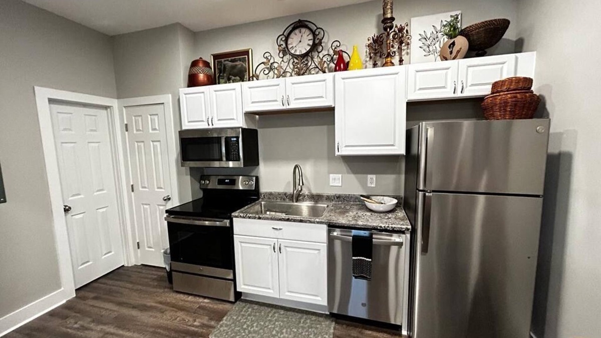 La Vergne Apartment | Charming and cozy one-bedroom suite with a full kitchen and a free parking spot.