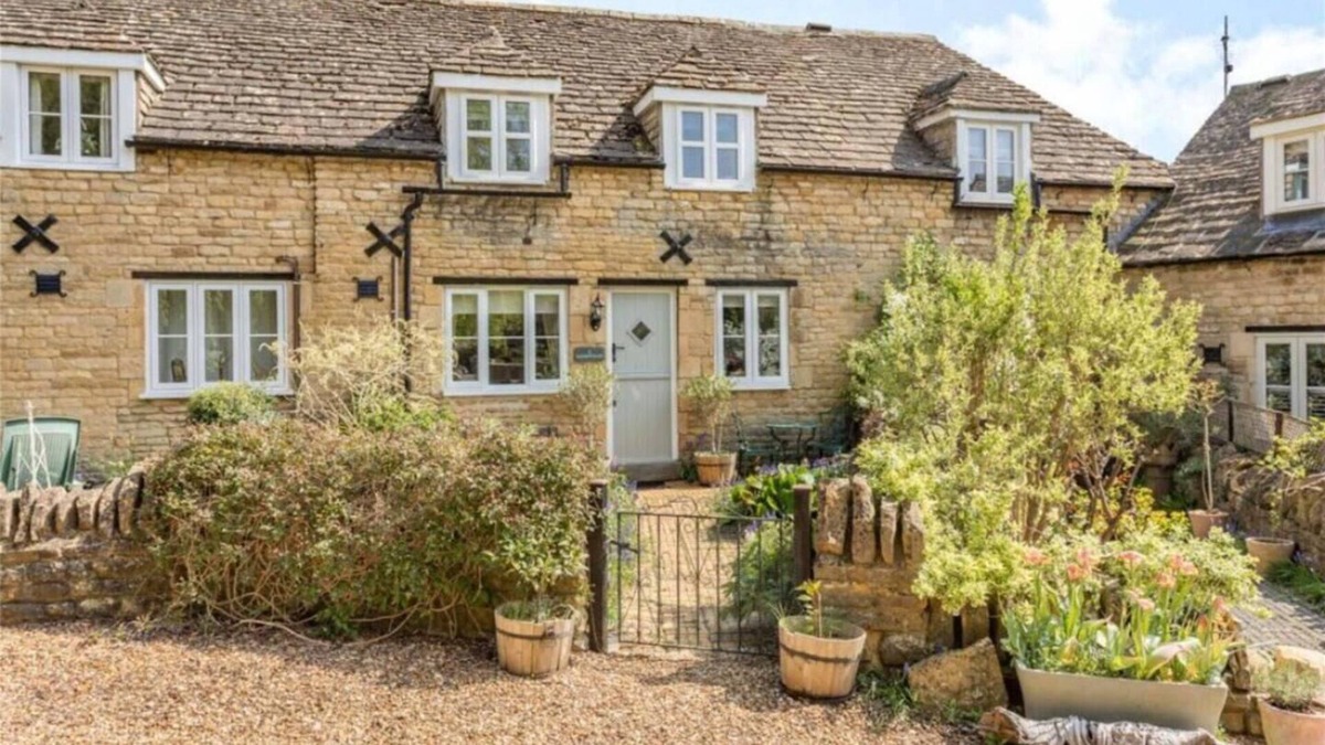 Wansford Cottage | Charming and modern 3 bed cottage in Wansford