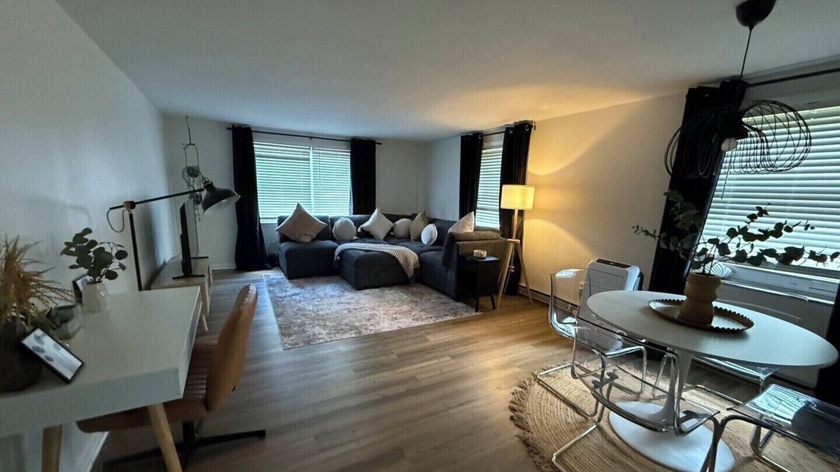 Brownsburg House | Charming and peaceful 2-bedroom house l with AC , full kitchen, & strong Wi-Fi.