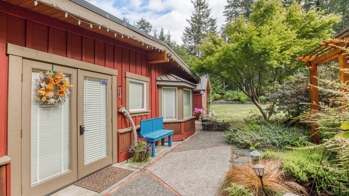 Langley Cottage | Charming and peaceful 2-bedroom cottage in sleepy Langley, nestled in nature!