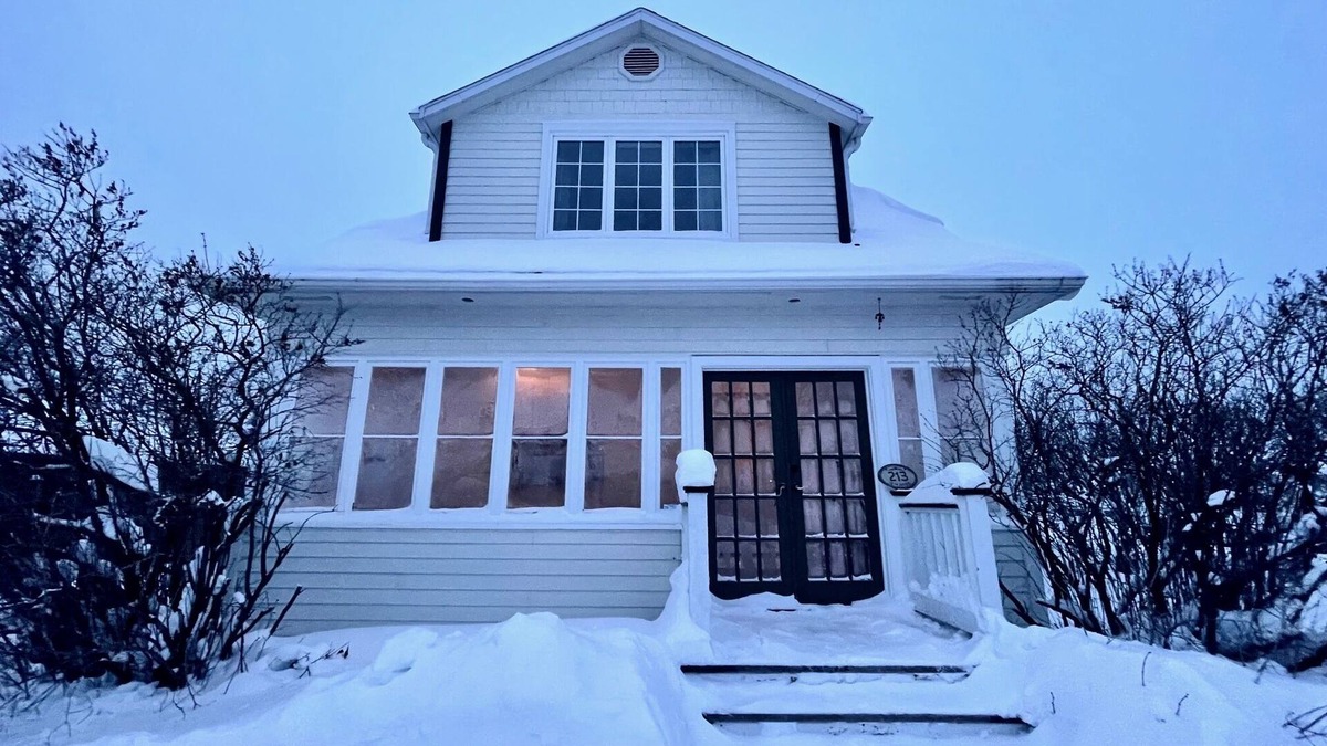 Cochrane House | Charming and Private Home close to all amenities