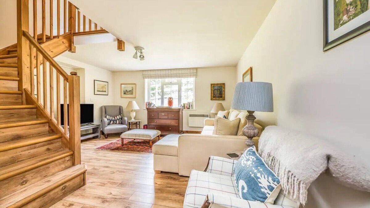 West Lavington House | Charming Annexe Lodge with Parking | Pass The Keys