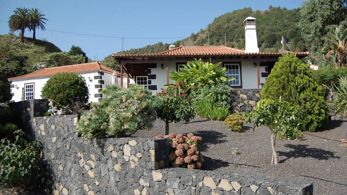 Villa de Mazo Apartment | Charming Antique Villa Tres Pinos: Rustic Elegance with Private Pool,