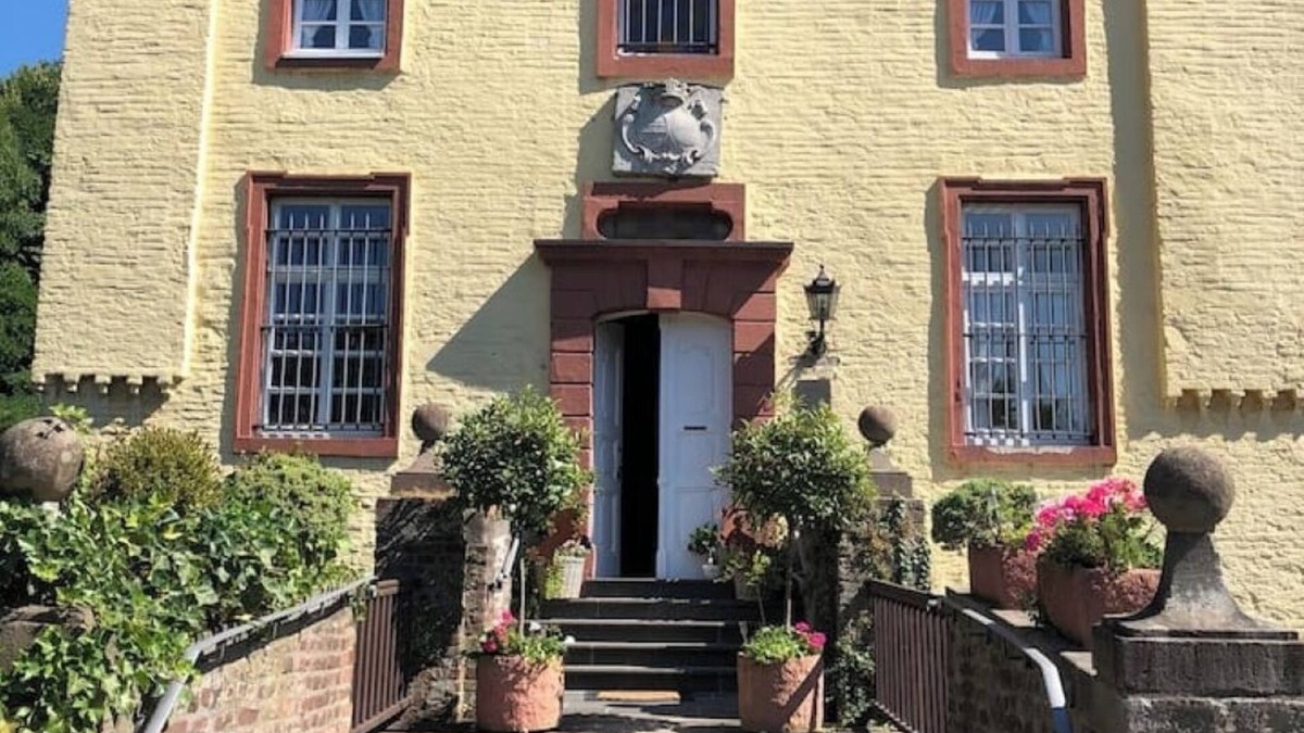 Rommerskirchen Apartment | Charming apartment on Wasserburg Anstel equestrian farm