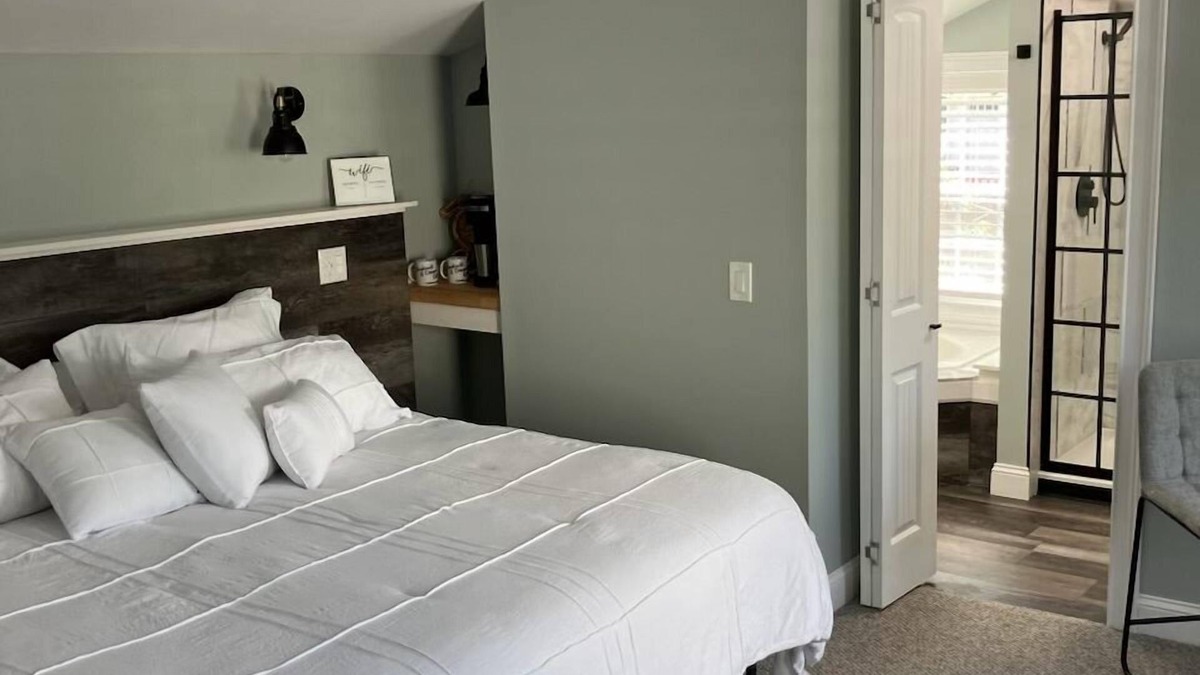 Pawcatuck Apartment | Charming apartment in fabulous Westerly with AC, WiFi