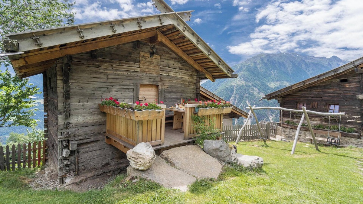 Naturno House | Charming Apartment Kornkammer Lodge with Mountain View, Wi-Fi & Garden; Parking Available