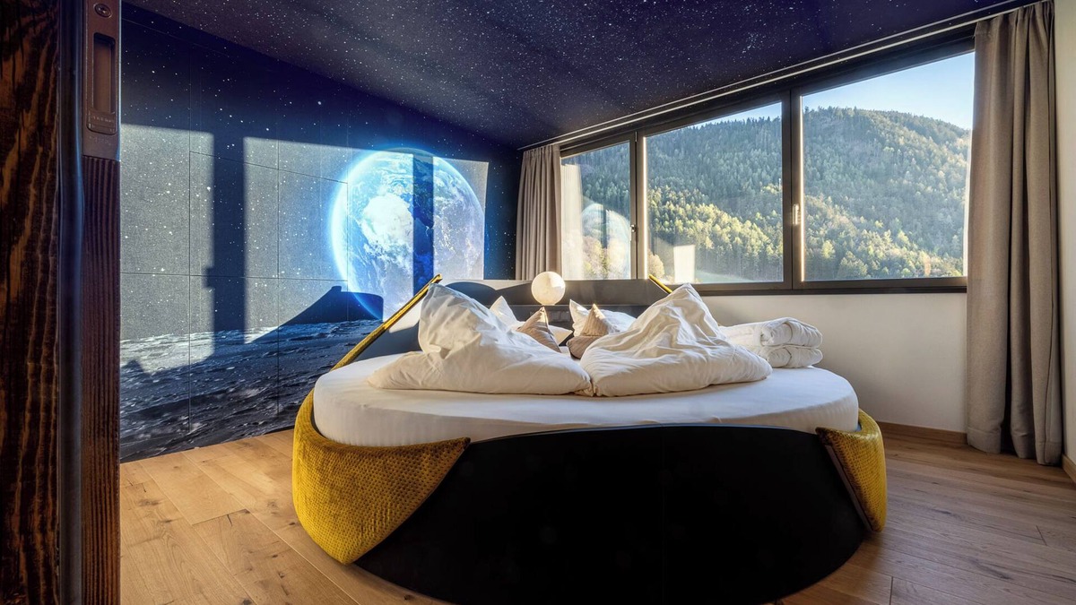 Collepietra Apartment | Charming Apartment “Sonnleiten Sonne Mond u Sterne” with Mountain View