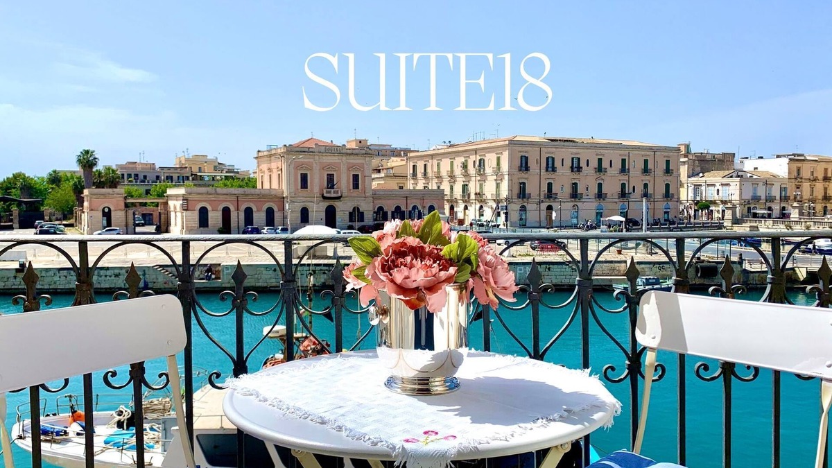 Ortigia Apartment | Charming Apartment with Sea View balcony, WiFi, Lift and 2 Bikes. Pet-friendly.