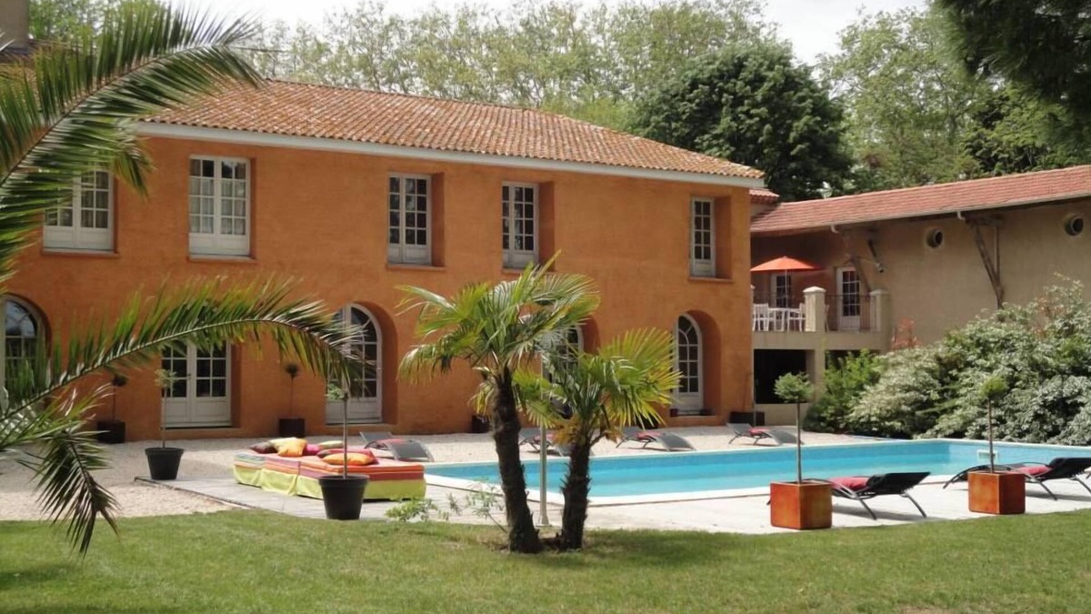 Beziers Apartment | Charming apartment with large terrace in character building