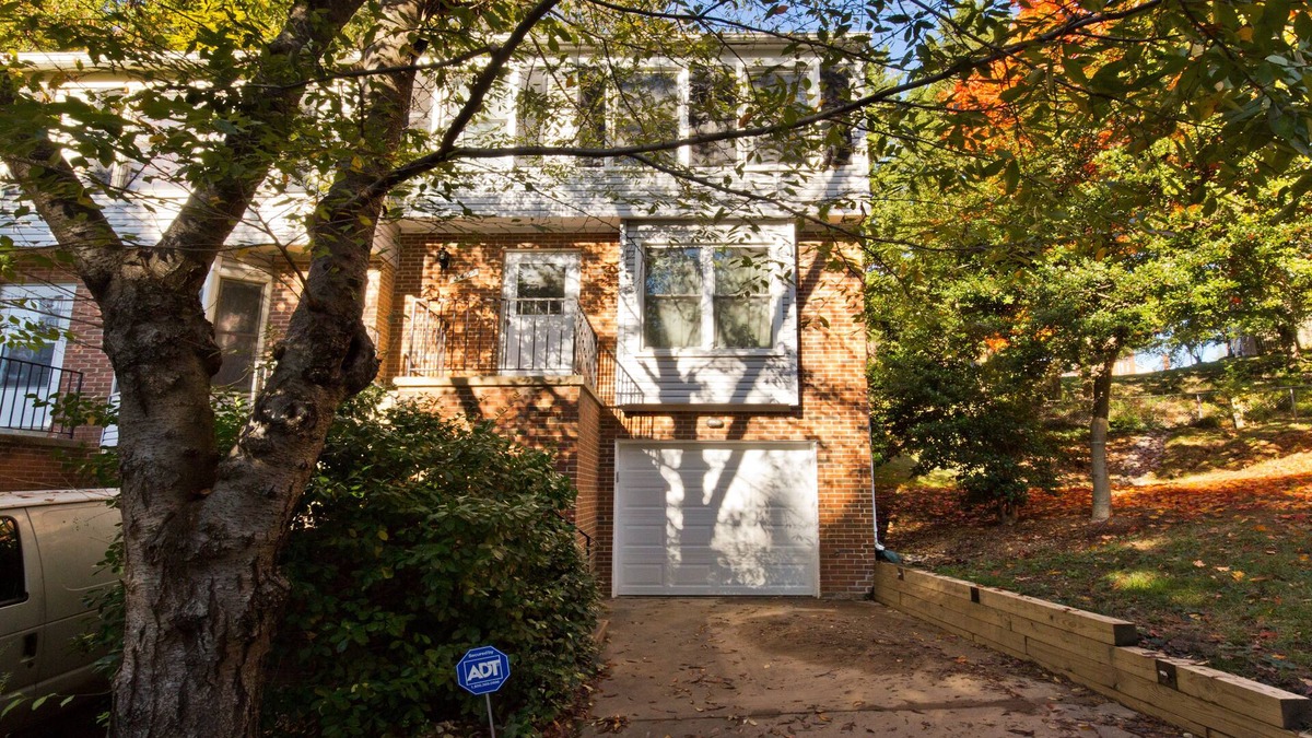 Nauck House | Charming Arlington Townhouse with Garage
