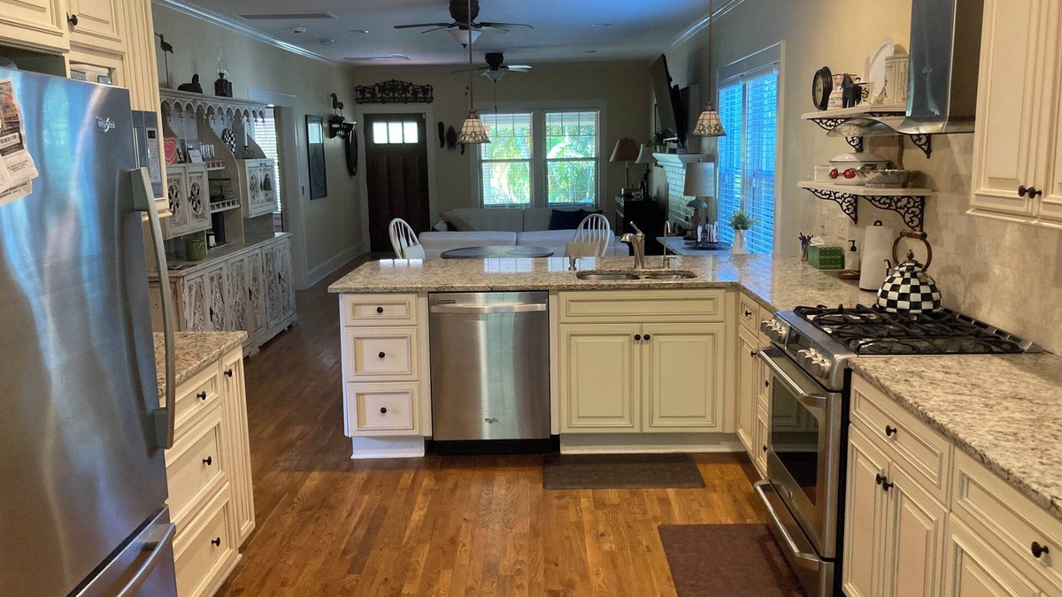 Gillespie Park House | Charming Artist 2-bedroom bungalow in Historic Gillespie Park