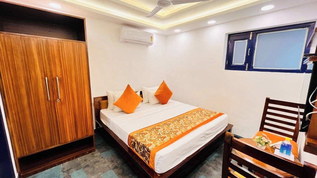 Safdarjung Enclave Bed & Breakfast | Charming B&B with AC and WiFi in vibrant New Delhi