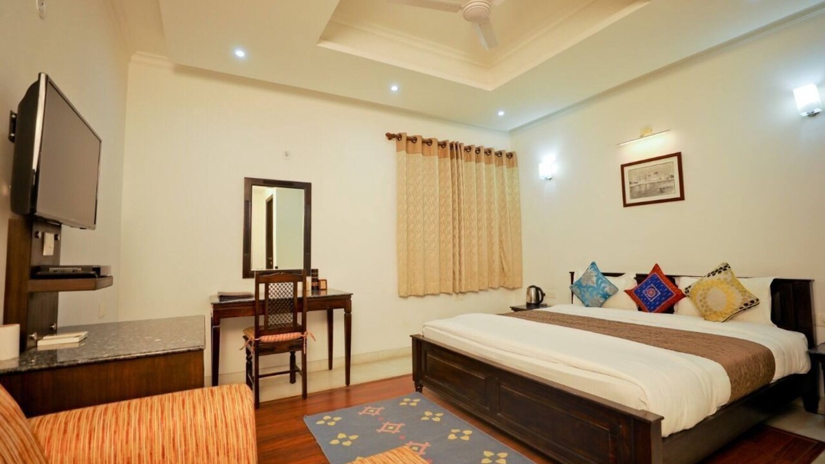 Basai House | Charming B&B with WiFi and AC in Wise Villa Agra 5