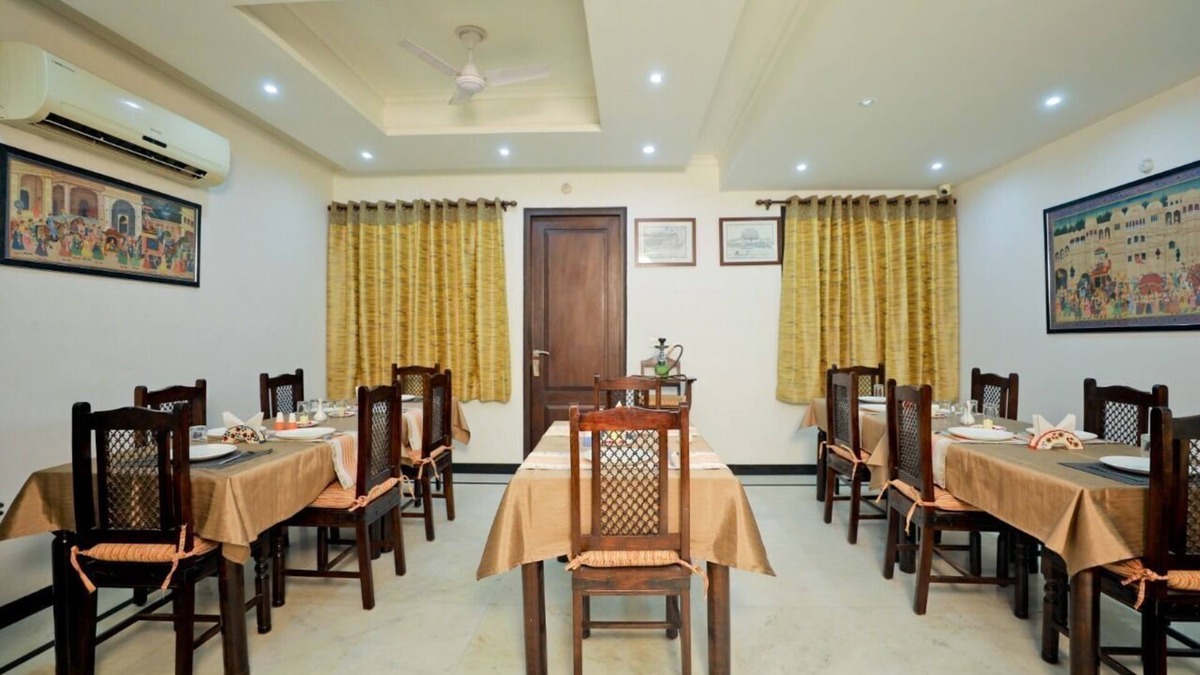 Basai House | Charming B&B with WiFi and AC in Wise Villa Agra 6