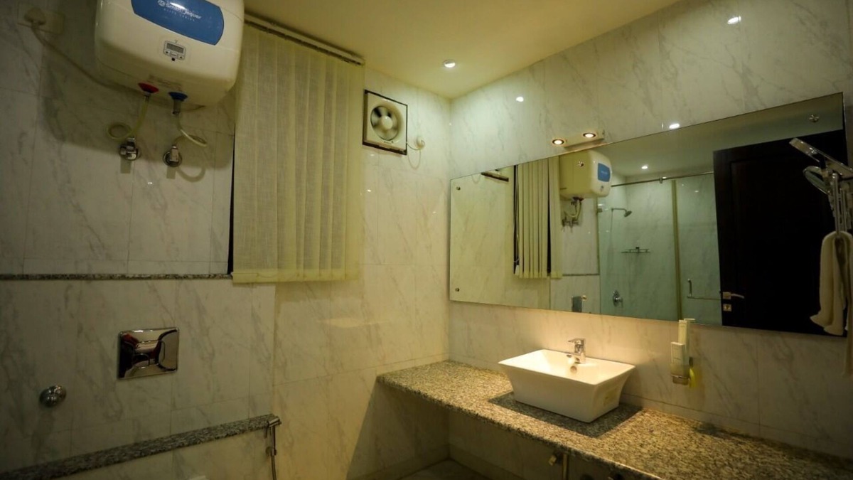 Basai Bed & Breakfast | Charming B&B with WiFi and AC in Wise Villa Agra 7