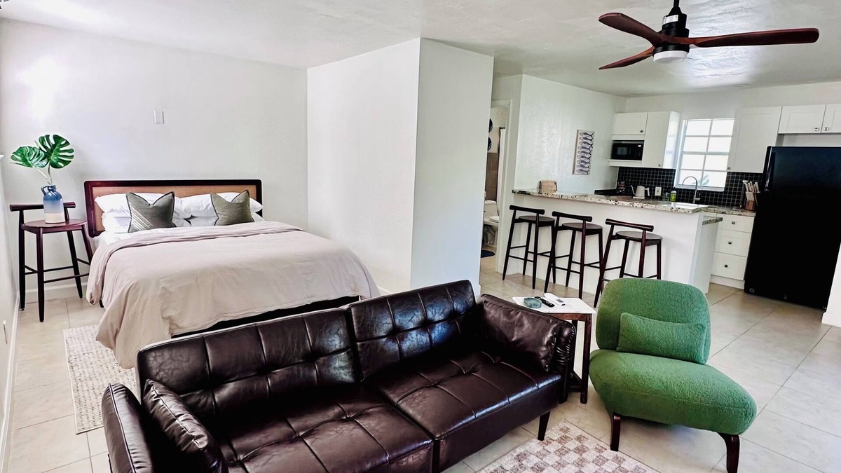 Lake Ridge Cottage | Charming backyard cottage in Ft Lauderdale w/backyard BBQ and fire pit