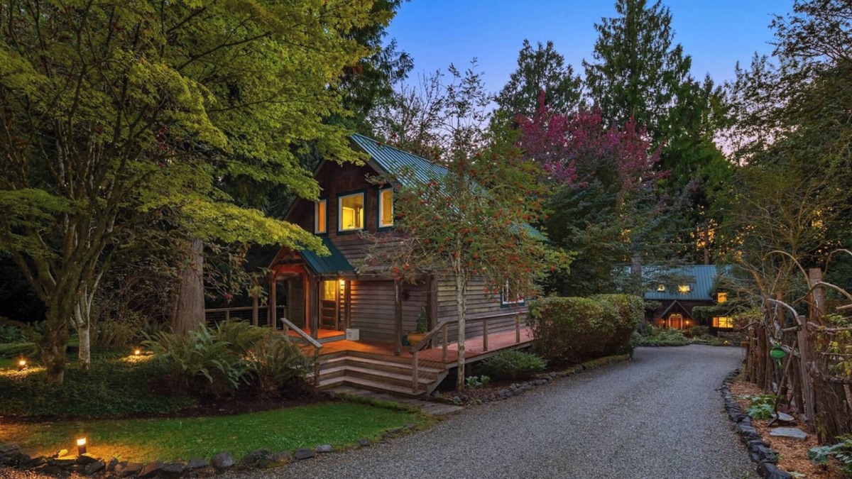 Bainbridge Island Cottage | Charming Bainbridge Island Cottage with Comforts