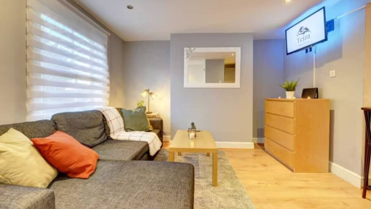 Banbury Apartment | Charming Banbury Flat near Café Veneto & V Lounge