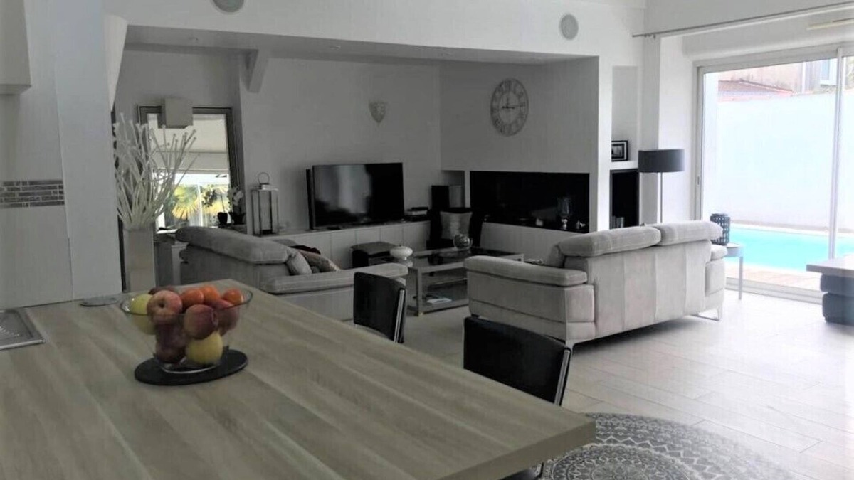 La Roche-sur-Yon House | CHARMING BARN 240 m2 in town / SWIMMING POOL / 9 pers.