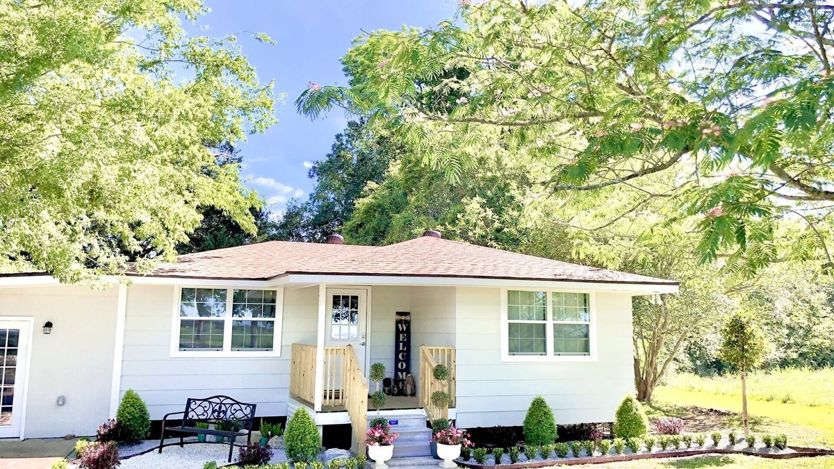 Raceland House | Charming bayou-side cottage perfect for a Cajun Country retreat