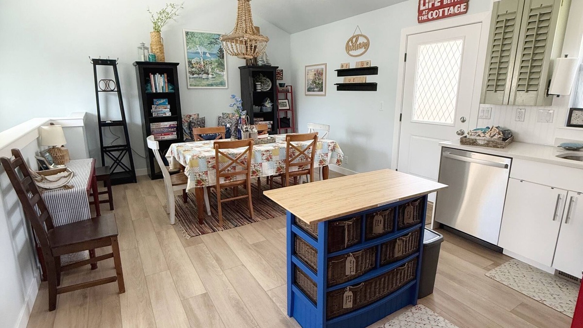 Farmington Cottage | Charming Beach-Themed Cottage SKI Resorts, Frightmares & Western Sports Park