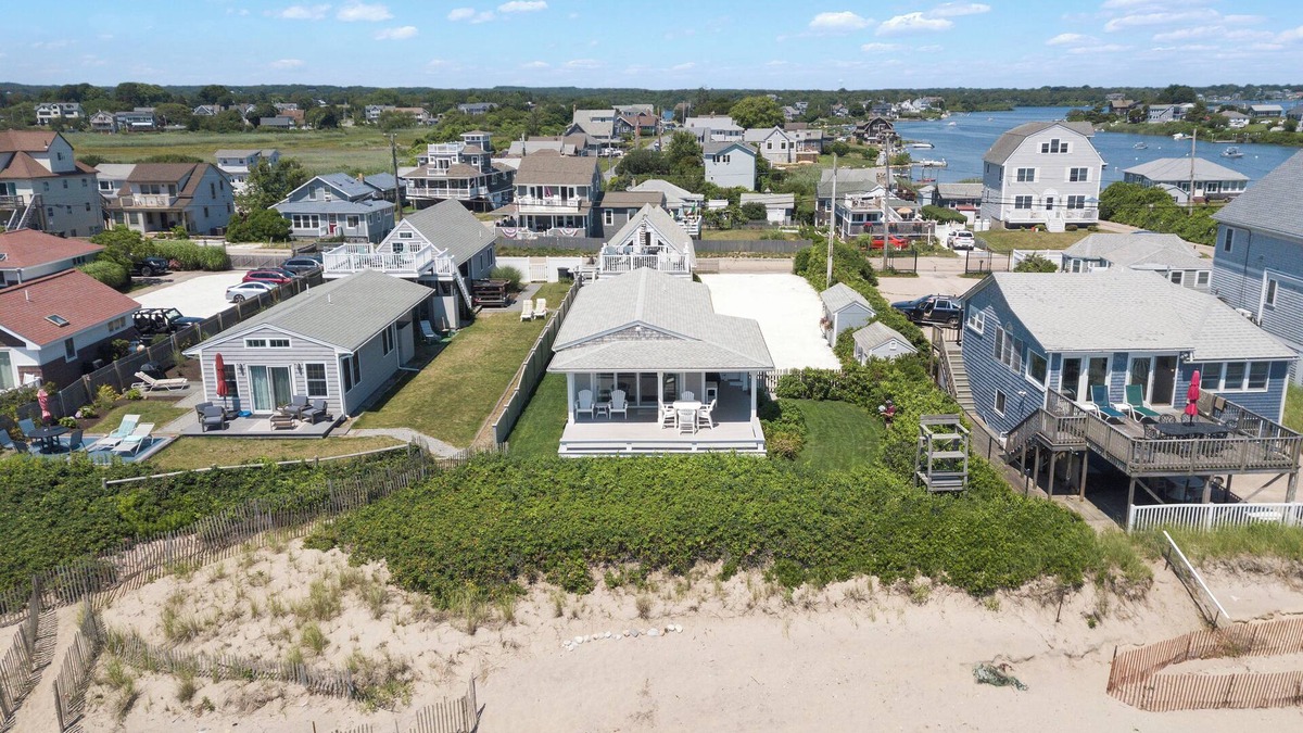 Matunuck Cottage | CHARMING BEACH FRONT COTTAGE IN MATUNUCK, RI