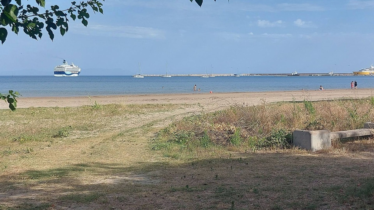 Katakolo House | Charming beachfront 2-bedroom house with AC and WiFi.