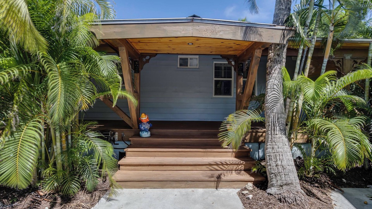 Melbourne Beach House | Charming Beachside 3BR Bungalow with hot tub