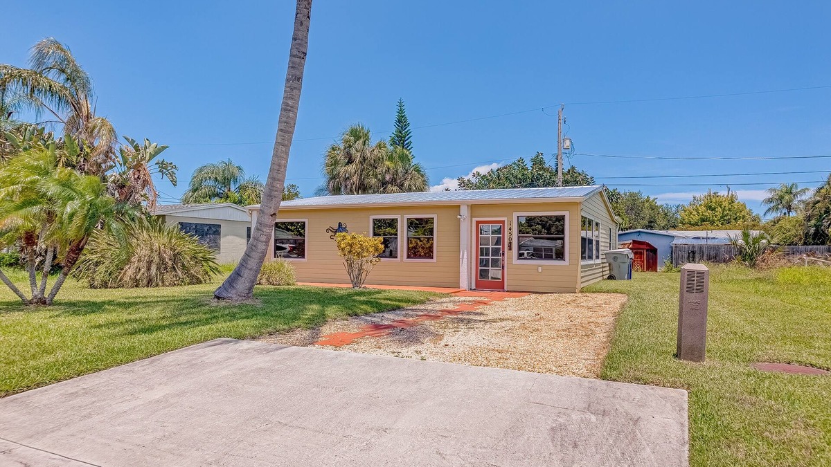Rock Ridge House | Charming, beachy cottage with a full kitchen, central AC, & washer/dryer