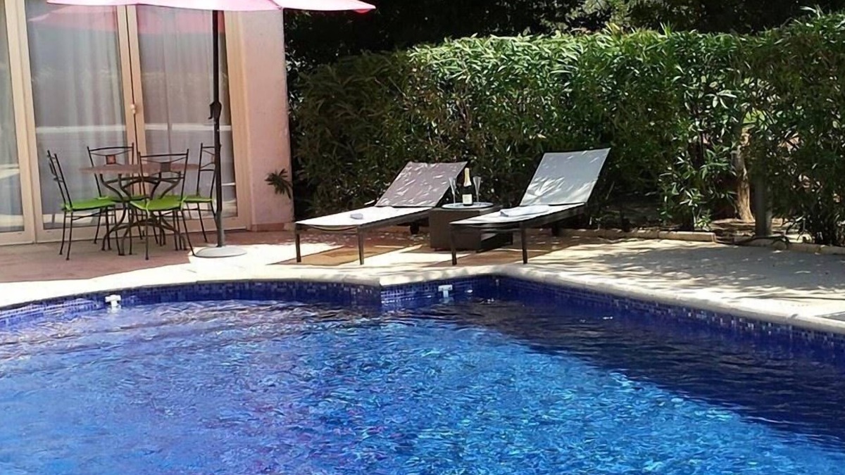 Draguignan Bed & Breakfast | Charming bed and breakfast in a residential area - 2 people