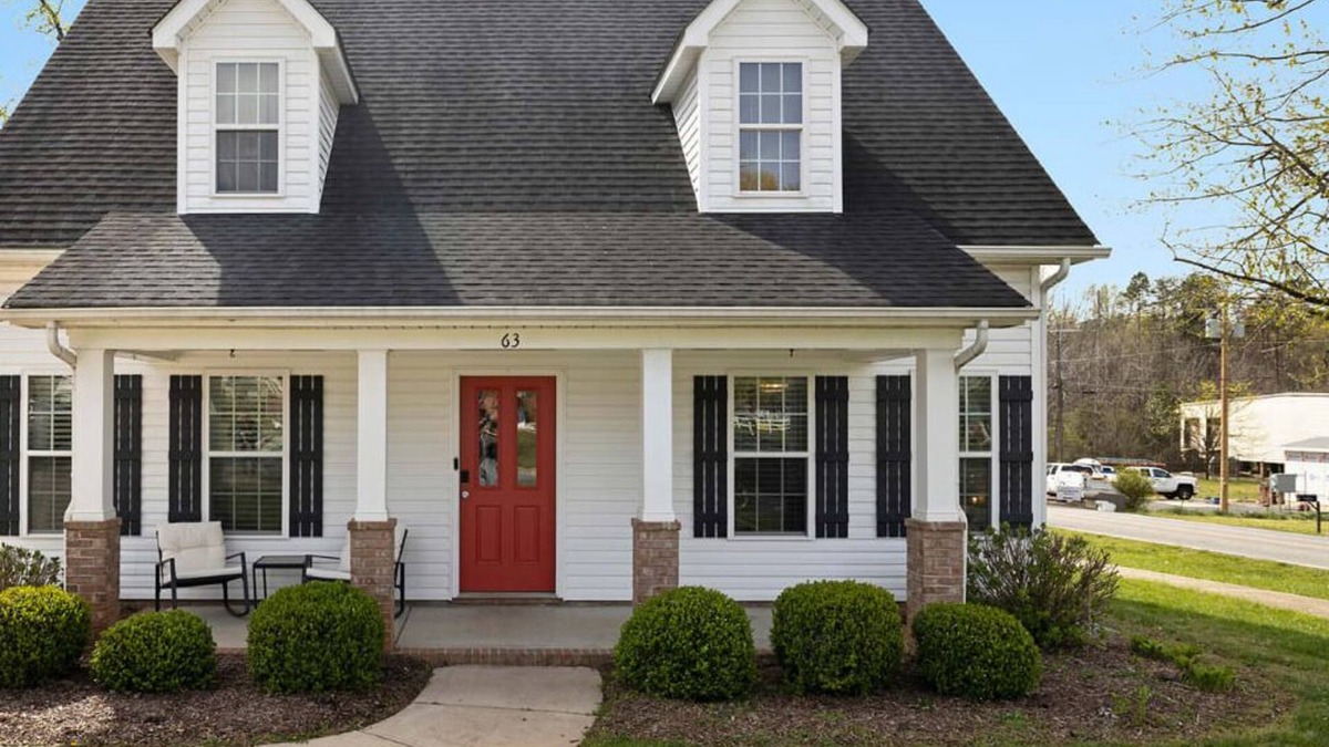 North Belmont House | Charming Belmont Retreat - 3 beds & Private Yard