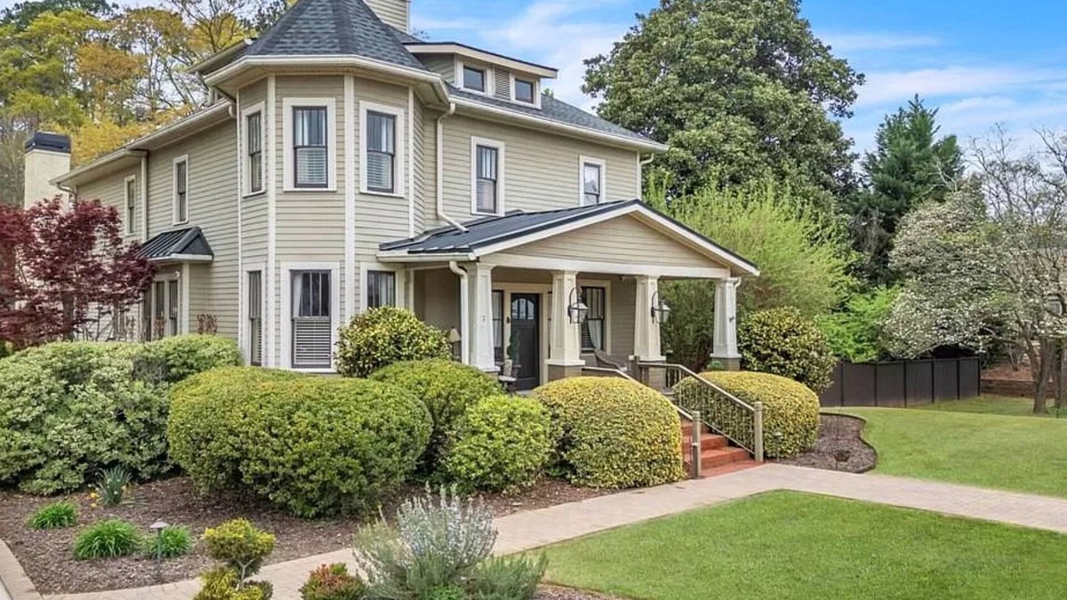 Woodstock House | Charming, Beloved Retreat Steps away from Historic Downtown Woodstock!3BD w/Pool