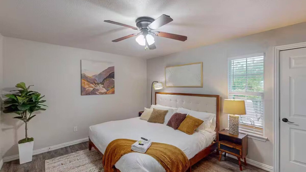 Arlington Apartment | Charming BOHO 2-bedroom apartment walkable to AT&T stadium,global life Arlington