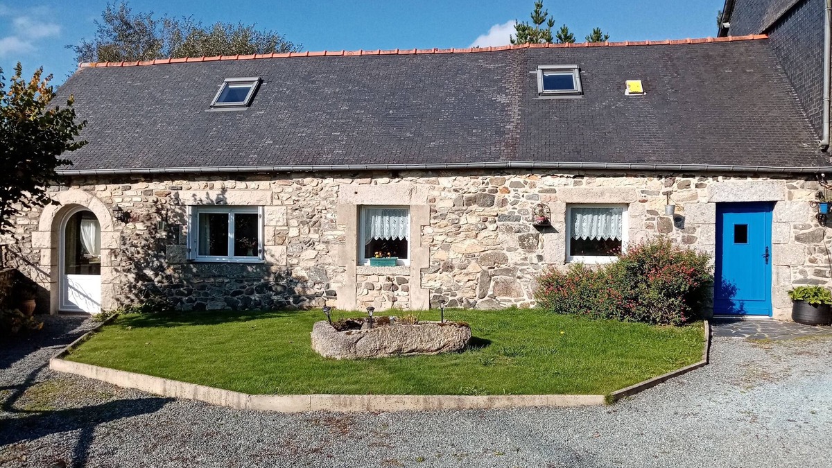 Bourbriac House | Charming Breton farmhouse. Hiking, beach 30 minutes away. Ideal for families.