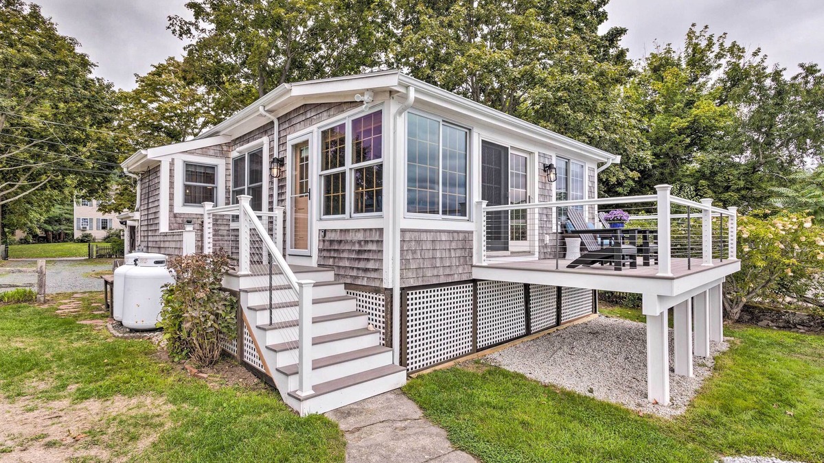 Bristol Cottage | Charming Bristol Cottage w/Private Beach!