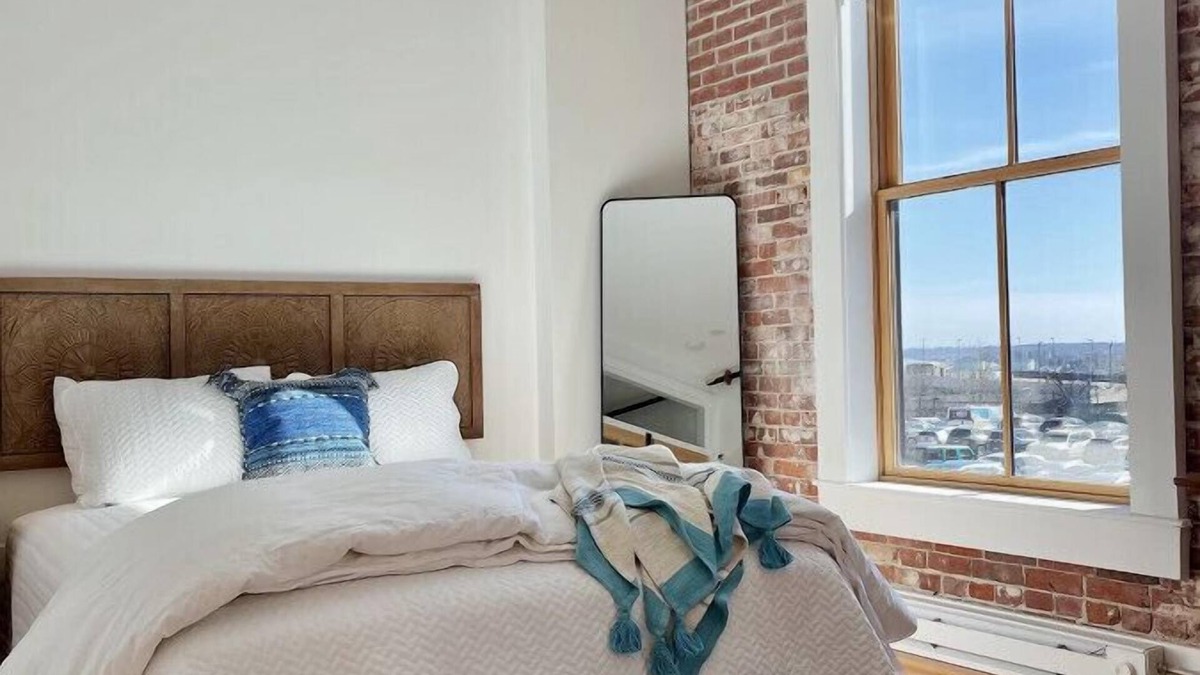 East Bayside Apartment | Charming Brownstone Downtown Free St|Perfect Getaway for 2