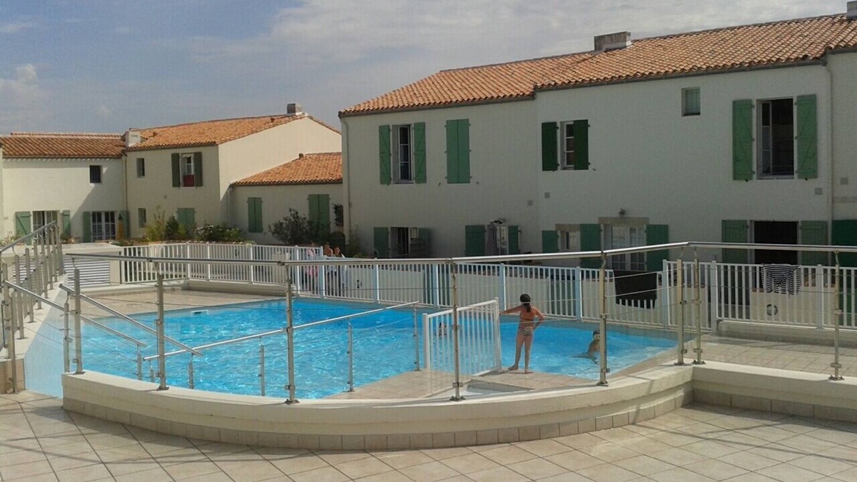 Saint-Martin-de-Re Apartment | Charming bungalow * with courtyard, swimming pool, WIFI