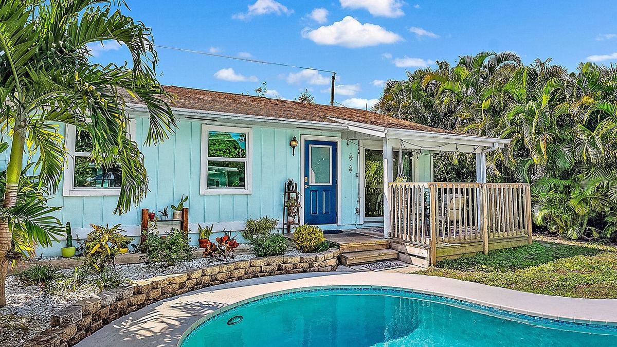 Florida North Atlantic Coast House | Charming Bungalow w/Pool in North Palm Beach