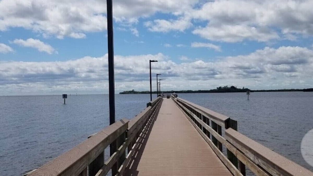 Charlotte Harbor House | Charming bungalow - Walk to SunSeekers Resort, the Fishing Pier and Beach