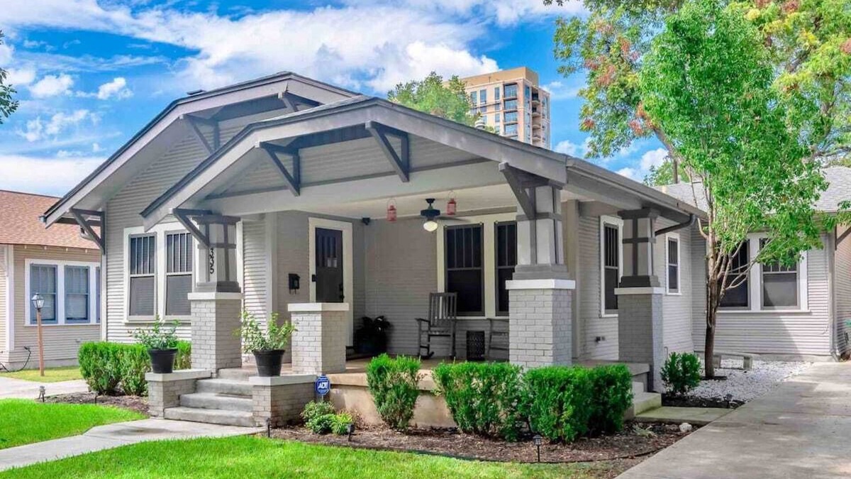Mahncke Park House | Charming Bungalow Near Riverwalk, Zoo & The Pearl