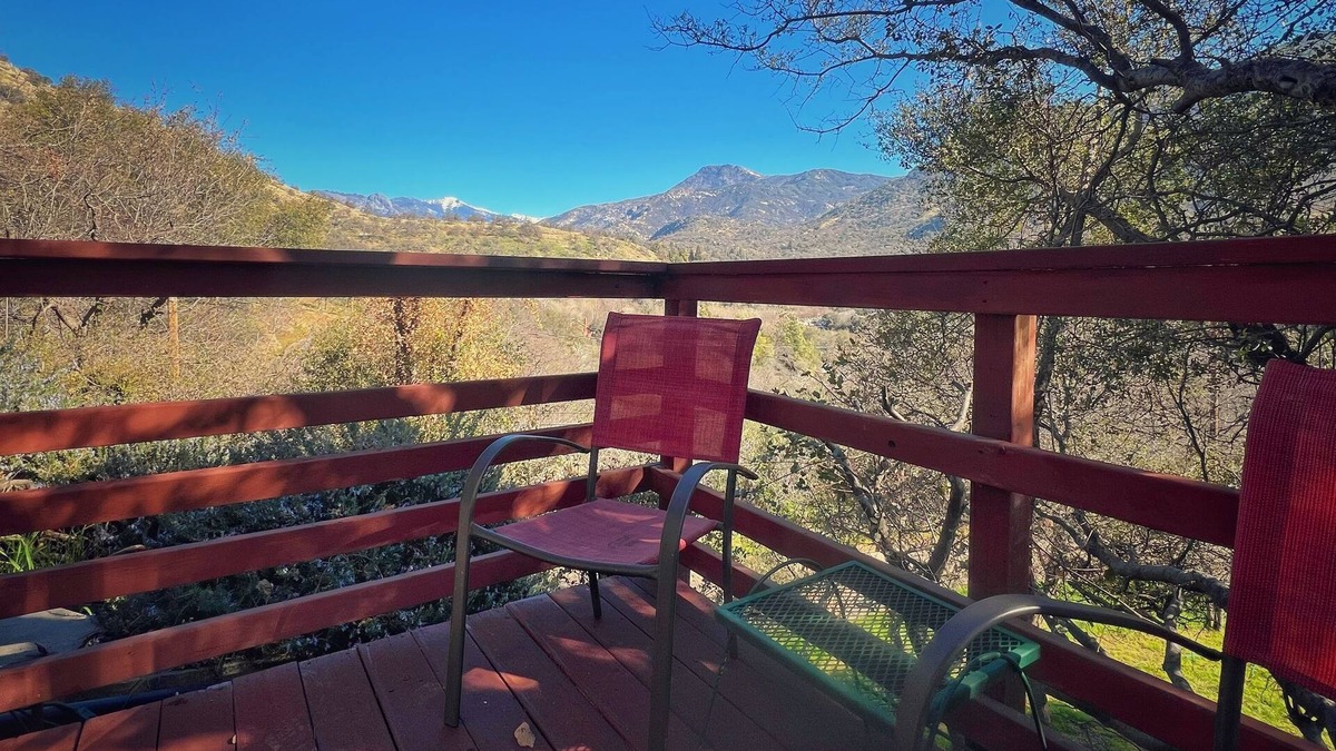 Three Rivers House | Charming bungalow with an Amazing view of Sequoia National Park in Three Rivers.