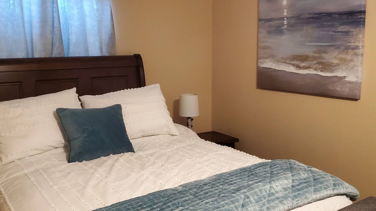 West Livingston House | Charming bungalow with WiFi and Hot Tub in peaceful Livingston