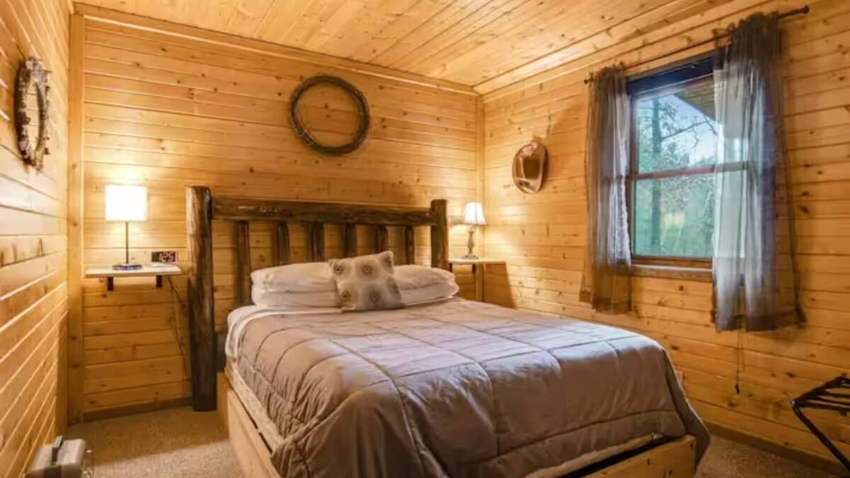 New Lisbon Cabin | Charming Cabin 2 out of 7